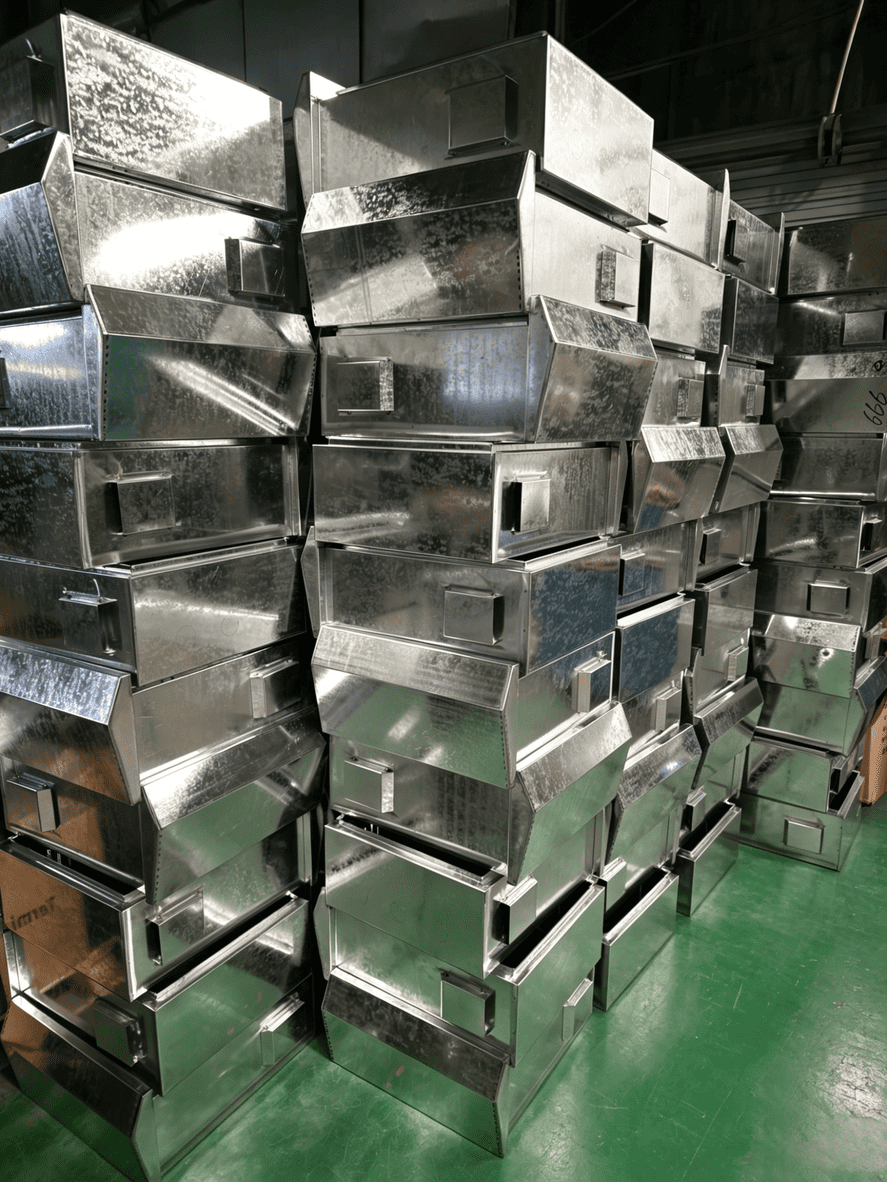 De la tôle galvanisée à la boîte finie : de vraies photos de l'atelier de tôlerie d'Ouyue Electric, révélant le processus d'assemblage de la boîte de distribution en acier inoxydable avant la pulvérisation