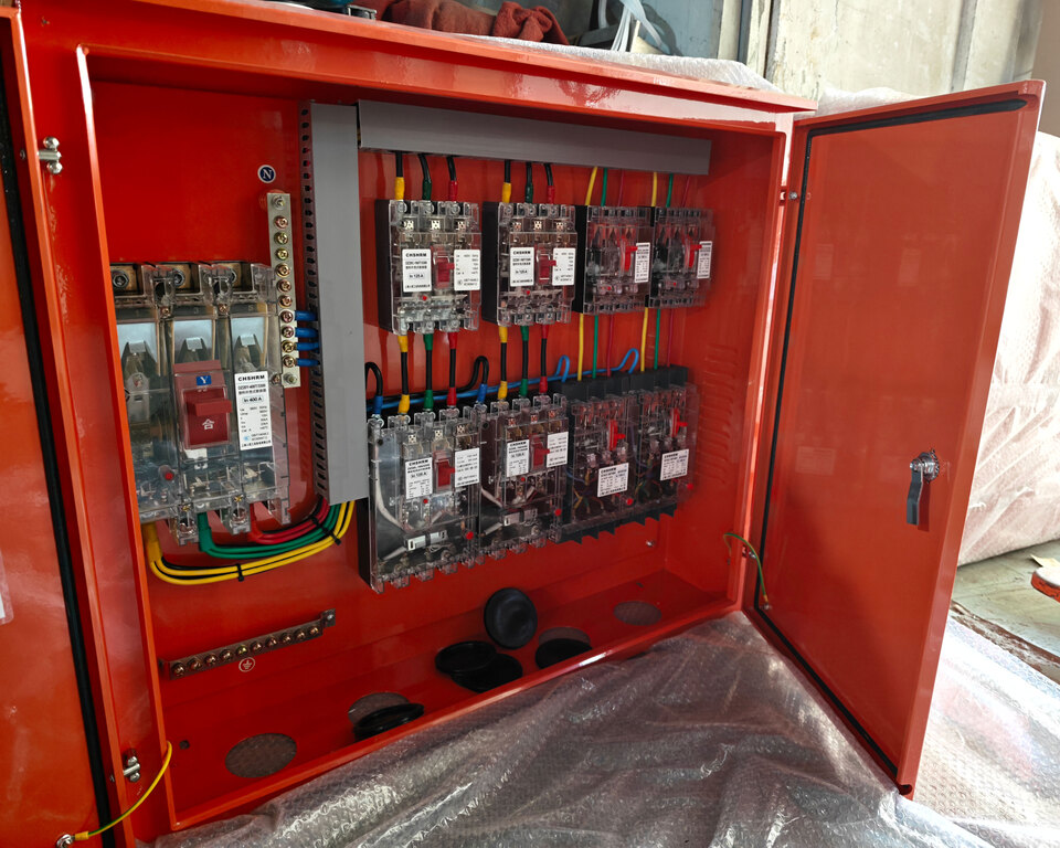 Avec le réchauffement des infrastructures mondiales, comment les normes de distribution d’électricité pour les chantiers de construction peuvent-elles suivre le rythme ? Ouyue Electric a lancé une boîte extérieure à double porte gauche et droite en acier inoxydable haute protection