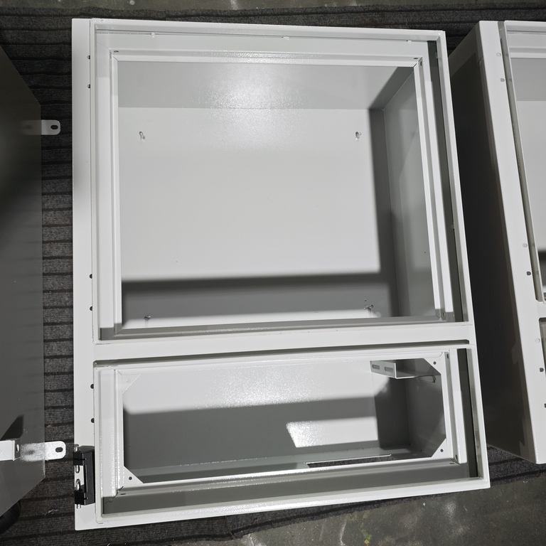 Le boîtier de distribution de pile de chargement en acier inoxydable d'Ouyue Electric est envoyé en Arabie Saoudite : structure divisée à double couche, adaptée aux températures extérieures élevées