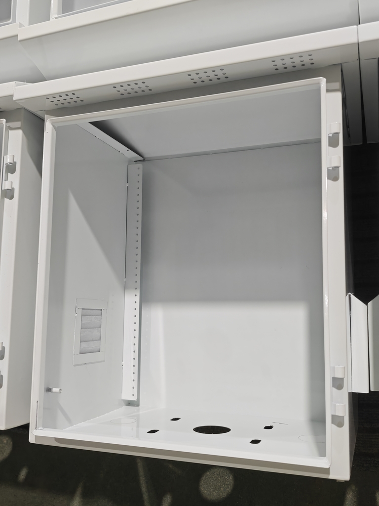 Boîte de distribution en acier inoxydable avec capot anti-pluie et ventilation anti-insectes